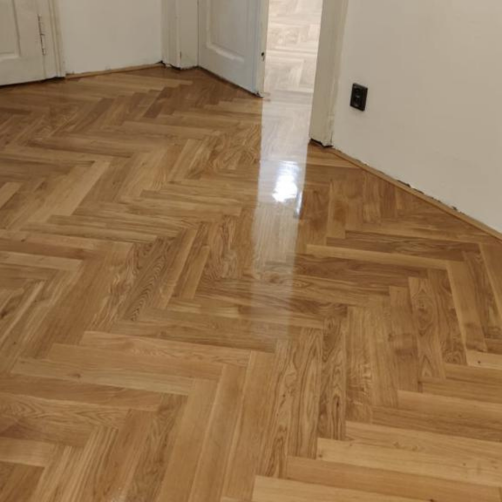 Masivní parkety po renovaci v pražském bytě