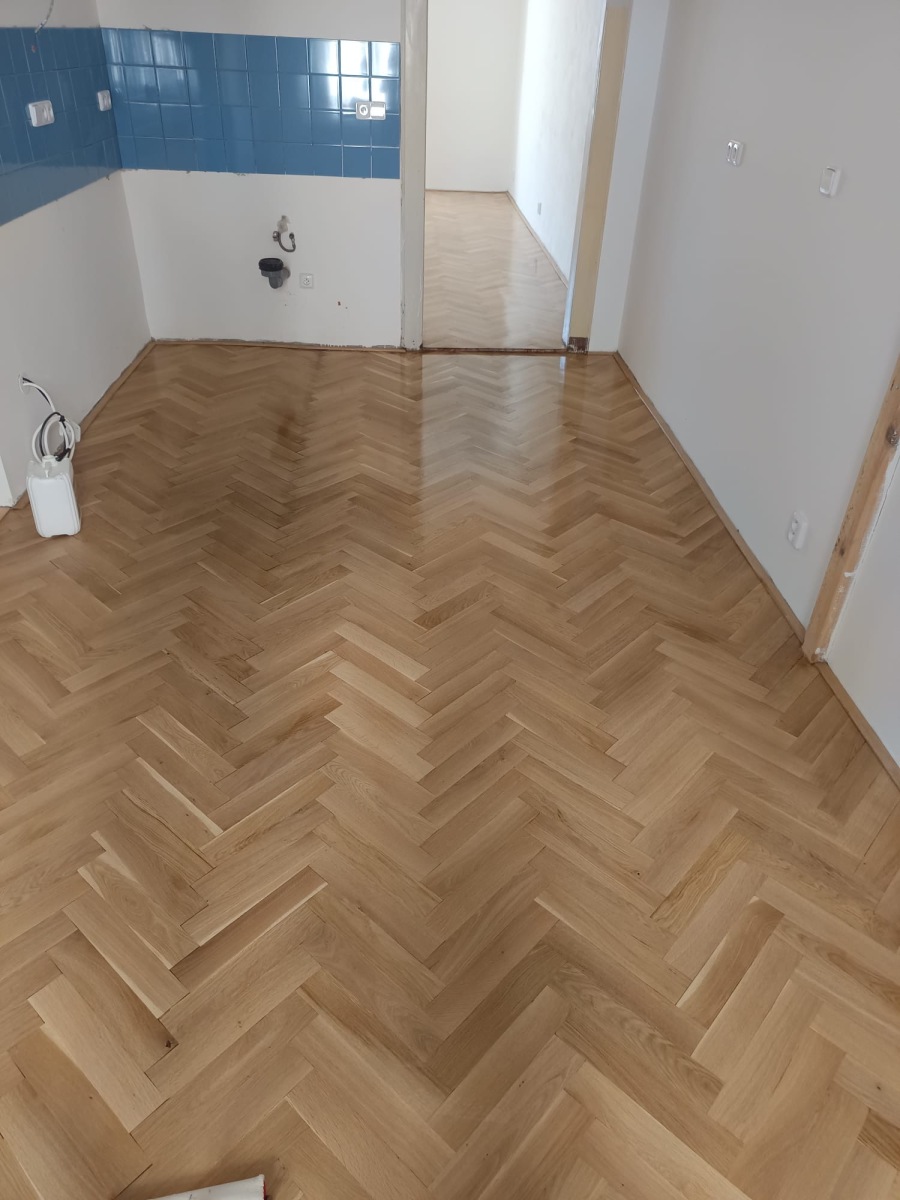 Pokládka masivních parket v obývacím pokoji