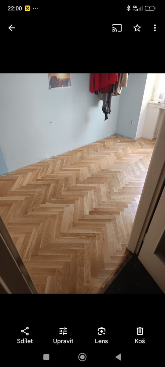 Renovované dubové parkety ve stromečkovém vzoru