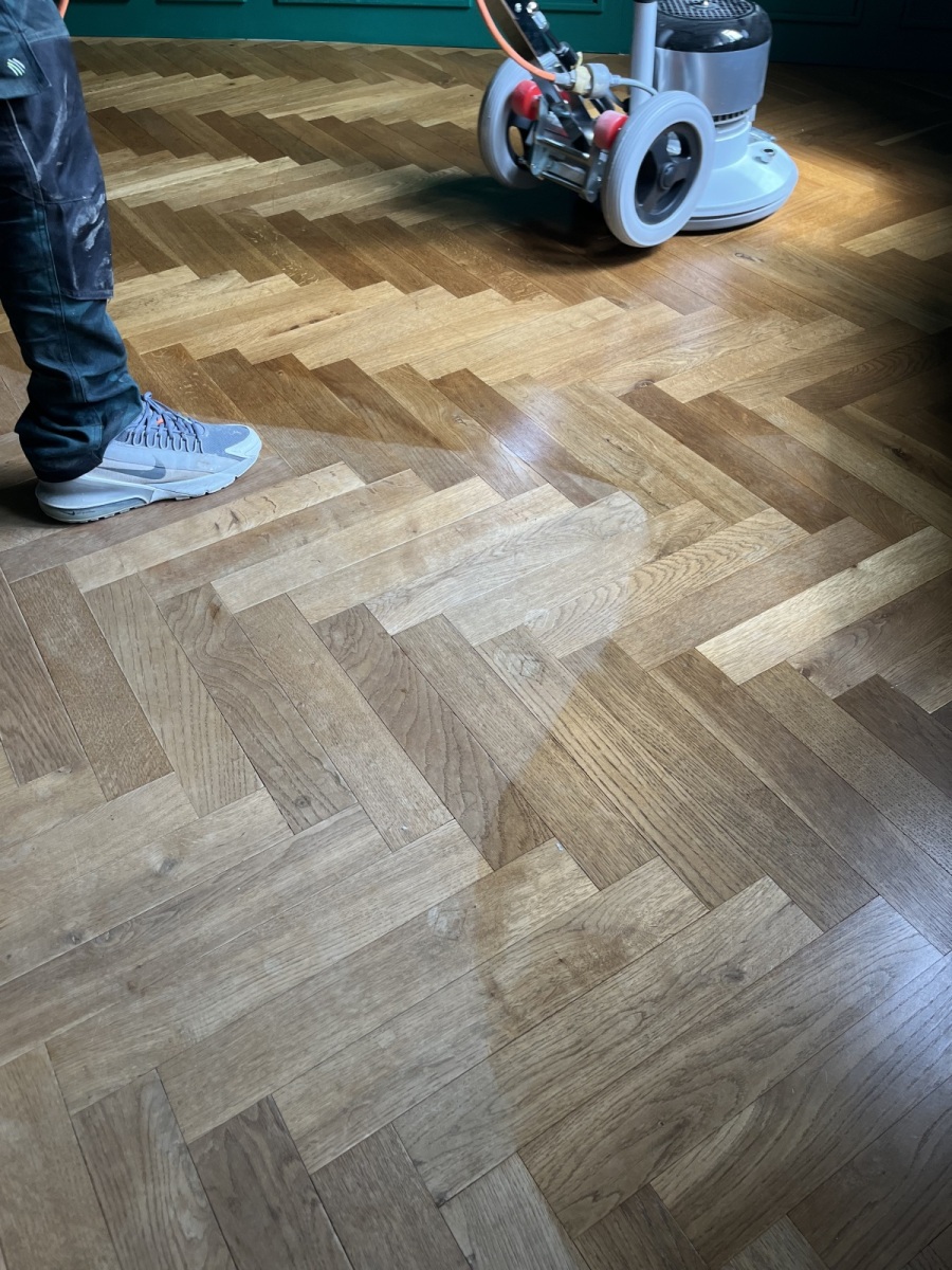 Detail francouzského stromečkového vzoru