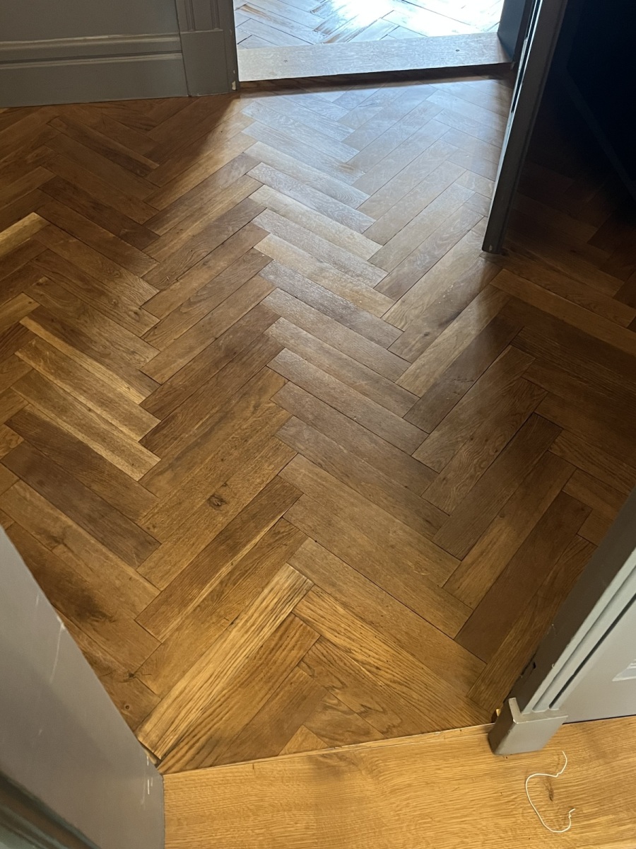 Třívrstvé dubové parkety po pokládce