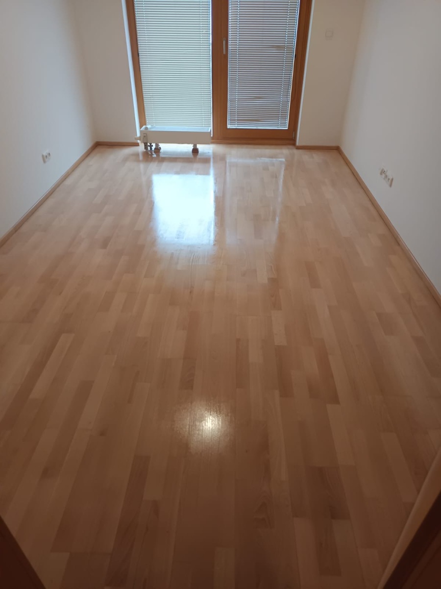 Pokládka masivních parket v obývacím pokoji