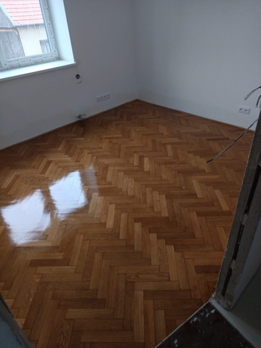 Masivní parkety po renovaci v pražském bytě